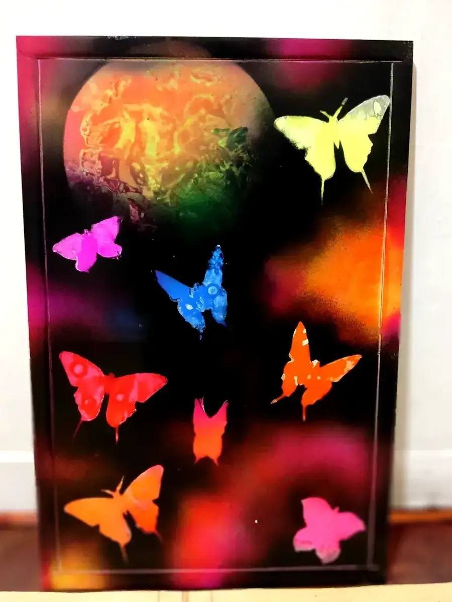 Бабочки и планета — картина баллончиком на холсте 40x60 см, техника spray-art