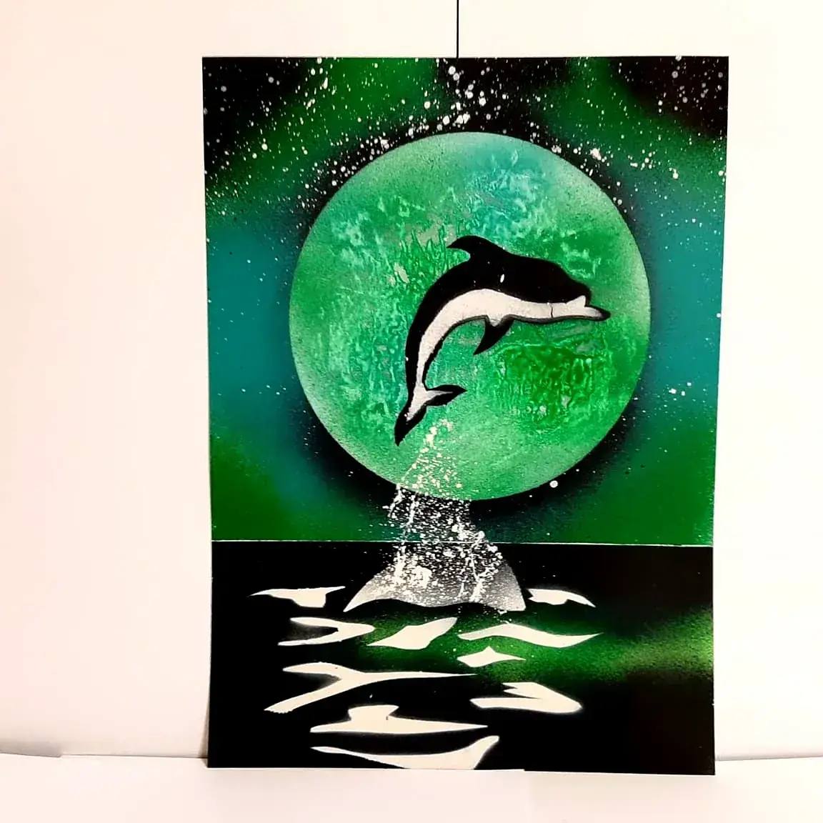 Дельфин и зелёная луна — картина баллончиком на холсте 40x40 см, техника spray-art